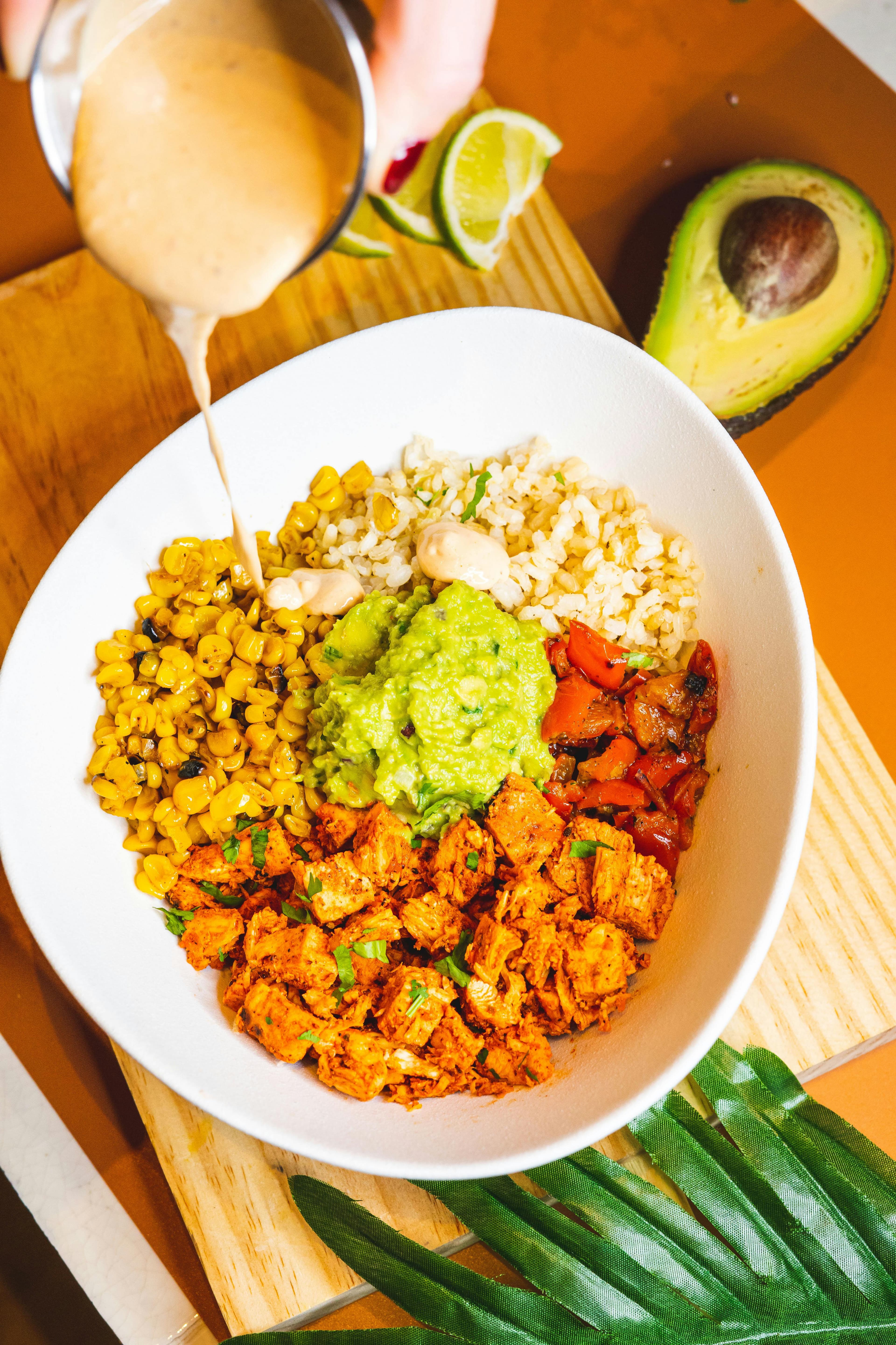 Bunte Bowl mit Hähnchen, Reis, Guacamole