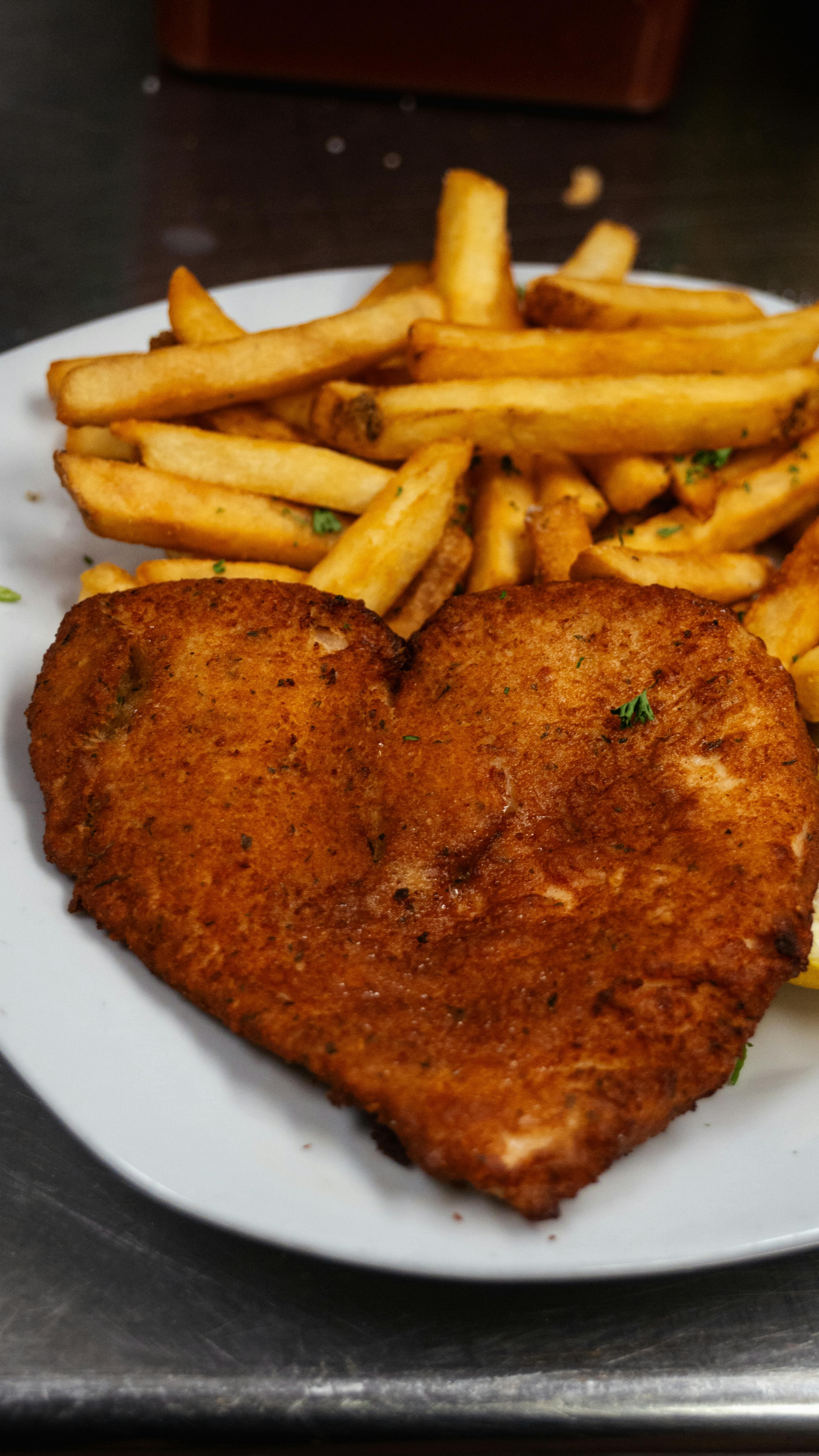 Goldgelbes Schnitzel mit Pommes